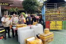 Polres Malang Bongkar Minyakita Palsu, Sebulan Pelaku Raup Untung Ratusan Juta - JPNN.com Jatim