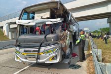 Bus Rombongan Pekerja Tabrak Truk Tangki di Tol Solo-Kertosono, 7 Orang Terluka - JPNN.com Jatim