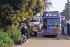 Geram Dengan Kebisingan Klakson Telolet, Guru SD di Depok Hadang Bus di Depan Sekolah - JPNN.com Jabar