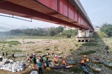 Bey Machmudin Pastikan Lautan Sampah di Sungai Citarum Bandung Barat Segera Dibersihkan - JPNN.com Jabar