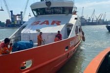 Basarnas Terjunkan Kapal Cari 11 Orang Tertimpa Rumah Kontainer di Bangkalan - JPNN.com Jatim