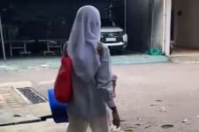 Seorang Ibu di Depok Viral di Media Sosial Lantaran Mengaku Malaikat Sambil Meminta Uang ke Masyarakat - JPNN.com Jabar