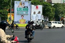 Menangkan Hati Masyarakat, Baliho Golkar Khofifah-Emil Bermunculan di Surabaya    - JPNN.com Jatim