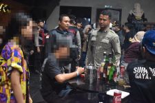 Satpol PP Surabaya & BNN Razia Tempat Hiburan Malam, 2 Orang Positif Narkoba - JPNN.com Jatim