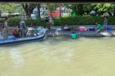 Susur Kalimas, DLH Surabaya Temui Warga Buang Limbah Rumen ke Sungai    - JPNN.com Jatim