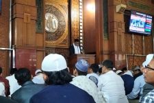 Mohammad Idris Doakan Palestina di Sela-sela Salat Iduladha di Masjid Balai Kota Depok - JPNN.com Jabar