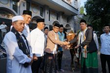 Hery Antasari Serahkan Kurban Limousin Seberat 450 Kilogram ke DKM Masjid Raya Kota Bogor - JPNN.com Jabar