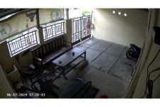 Viral, Seorang Ibu Terekam CCTV Ambil Daging Kurban Jatah Warga di Perumahan Sidoarjo - JPNN.com Jatim