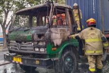 Ditinggal Sopir ke Warung, Truk Kontainer di Perak Surabaya Hangus Terbakar - JPNN.com Jatim