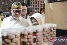 Zulkifli Hasan Borong Berbagai Jenis Produk UMKM Saat Berkunjung ke Galeri Menong Purwakarta - JPNN.com Jabar