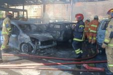 Bengkel Damri di Surabaya Kebakaran, 4 Mobil, 2 Motor, dan 1 Bus Ludes Terbakar - JPNN.com Jatim