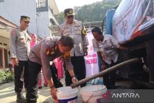 Polres Sukabumi Distribusikan Ribuan Liter Air Bersih Untuk Warga Terdampak Kekeringan - JPNN.com Jabar