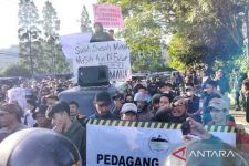Relokasi PKL ke Rest Area Gunung Mas Diwarnai Penolakan dan Unjuk Rasa - JPNN.com Jabar
