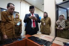 Sidak 2 OPD, Pj Wali Kota Mojokerto Temukan Ponsel ASN Berisi Aplikasi Judi Online - JPNN.com Jatim