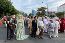 Antusias Ratusan Pasangan Isbah Nikah Kirab dari Alun-Alun ke Balai Kota Surabaya - JPNN.com Jatim