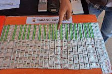 Warga Gerebek Toko Obat Terlarang Berkedok Tempat Pengisian Uang Elektronik - JPNN.com Jabar