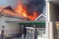 Pabrik Spons di Gresik Kebakaran, Kerugian Mencapai Rp4 Miliar - JPNN.com Jatim