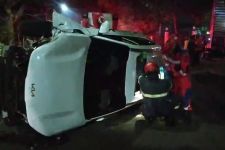 Sopir Mengantuk, Mobil Terbalik Tabrak Pembatas Jalan & Tiang PJU di Jagir Surabaya - JPNN.com Jatim