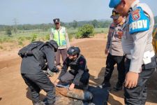 Gegana Polda Jatim Musnahkan Bom Zaman Perang Dunia Temuan Warga di Malang - JPNN.com Jatim