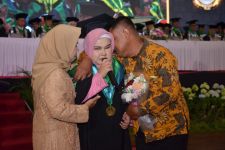 Meski Terlahir Spesial, Ade Suryani Sukses Lulus di UIKA Bogor Dengan Predikat Cumlaude - JPNN.com Jabar