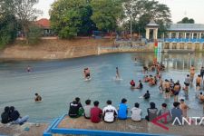 Viral Anak-anak Surfing di Bendungan Pleret Sungai BKB, Pemkot Semarang Ingatkan Potensi Bahaya - JPNN.com Jateng