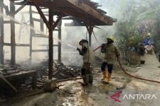 Rumahnya Hangus Terbakar, Satu Keluarga Korban Kebakaran di Pelabuhanratu Sukabumi Mengungsi - JPNN.com Jabar