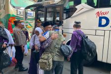 Kedatangan Kloter Pamungkas di Asrama Haji Debarkasi Surabaya Diwarnai Tangis Haru - JPNN.com Jatim