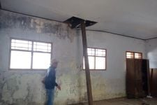Gedung Tak Layak, Siswa SDN 2 Karangpatihan Ponorogo Belajar di Kelas Darurat - JPNN.com Jatim