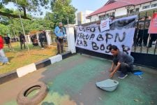 Hujan Uang Recehan Warnai Aksi Unjuk Rasa Warga di Depan Kantor BPN Kabupaten Bogor - JPNN.com Jabar