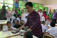 Gibran Sosialisasi Makan Gratis di SD Surabaya, Murid Sambut Antusias & Semringah - JPNN.com Jatim