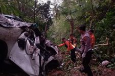 Rem Blong, Fortuner Pelat B Terjun ke Jurang Jalur Batang-Dieng, 4 Orang Tewas - JPNN.com Jateng