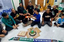 Mesranya Bonek & Viking Silaturahmi, Potong Tumpeng Hingga Berbagi untuk Anak Yatim - JPNN.com Jatim