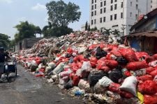 3 Bulan Tak Diangkut, Sampah di Pasar Kemiri Muka Menggunung - JPNN.com Jabar