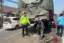 Tak Konsentrasi, Pemotor Asal Nganjuk Tewas Tabrak Truk Mogok di Gresik - JPNN.com Jatim