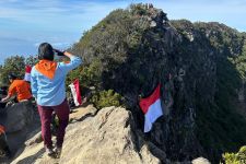 Bendera Merah Putih Raksasa Berkibar di Kawah Atap Jawa Barat  - JPNN.com Jabar