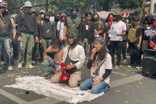 Aksi Debus Warnai Demo Tolak Revisi UU Pilkada di DPRD Jabar - JPNN.com Jabar