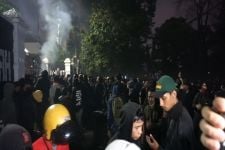 Mahasiswa Unibba Bandung Kena Lempar Batu di Mata Kirinya Saat Bentrok Aksi Demo di DPRD Jabar - JPNN.com Jabar