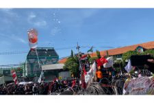 Aksi Kawal Putusan MK di Surabaya Ricuh, Massa Lempari Botol ke Gedung DPRD Jatim - JPNN.com Jatim