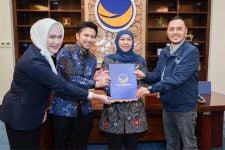 Dapat Rekom Maju Pilgub Jatim dari NasDem, Khofifah Siap Kerja Keras Raih Kemenangan - JPNN.com Jatim