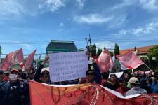 Mahasiswa & Buruh Mulai Berdatangan ke DPRD Jatim Demo Kawal Putusan MK - JPNN.com Jatim