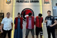 Demi Perhiasan, Mak-Mak di Surabaya Edarkan Sabu-Sabu, Digerebek Bersama 2 Pria - JPNN.com Jatim