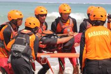 Lihat Aksi Tim SAR saat Evakuasi Korban Kecelakaan Kapal di Pantai Kelan Bali - JPNN.com Bali