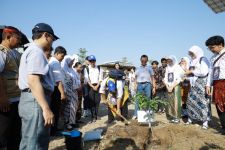 Ratusan Maba Unair Tanam Pohon di Kampus untuk Tingkatkan Paru-Paru Kota Surabaya - JPNN.com Jatim