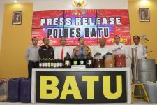 Industri Rumahan Miras Ilegal di Kota Batu Digerebek Polisi, Ratusan Botol Disita - JPNN.com Jatim