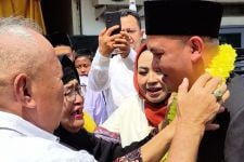 Pesta Rakyat Hingga Pelukan Hangat Sang Bunda Warnai Pelantikan Dewan Terpilih HM - JPNN.com Jabar