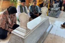 Sebelum Daftar ke KPU Jatim, Risma Ziarah ke Makam Gubernur Soerjo hingga Bung Tomo - JPNN.com Jatim