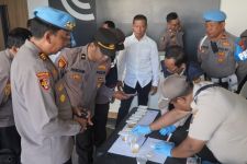 Polrestabes Surabaya Tes Urine Dadakan 18 Anggota Seusai Apel Pagi, Begini Hasilnya - JPNN.com Jatim