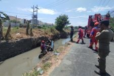 Hilang Kendali Saat Berpapasan dengan Mobil, Motor Roda 3 Tercebur Sungai - JPNN.com Jatim