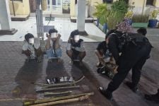 Tawuran Gangster di Surabaya Semburat Dibubarkan Warga & Polisi, 5 Bocah Ditangkap - JPNN.com Jatim