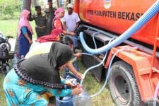 Pemkab Bekasi Telah Kirimkan 1,3 Juta Liter Air Bersih ke 39 Desa yang Terdampak Kekeringan - JPNN.com Jabar